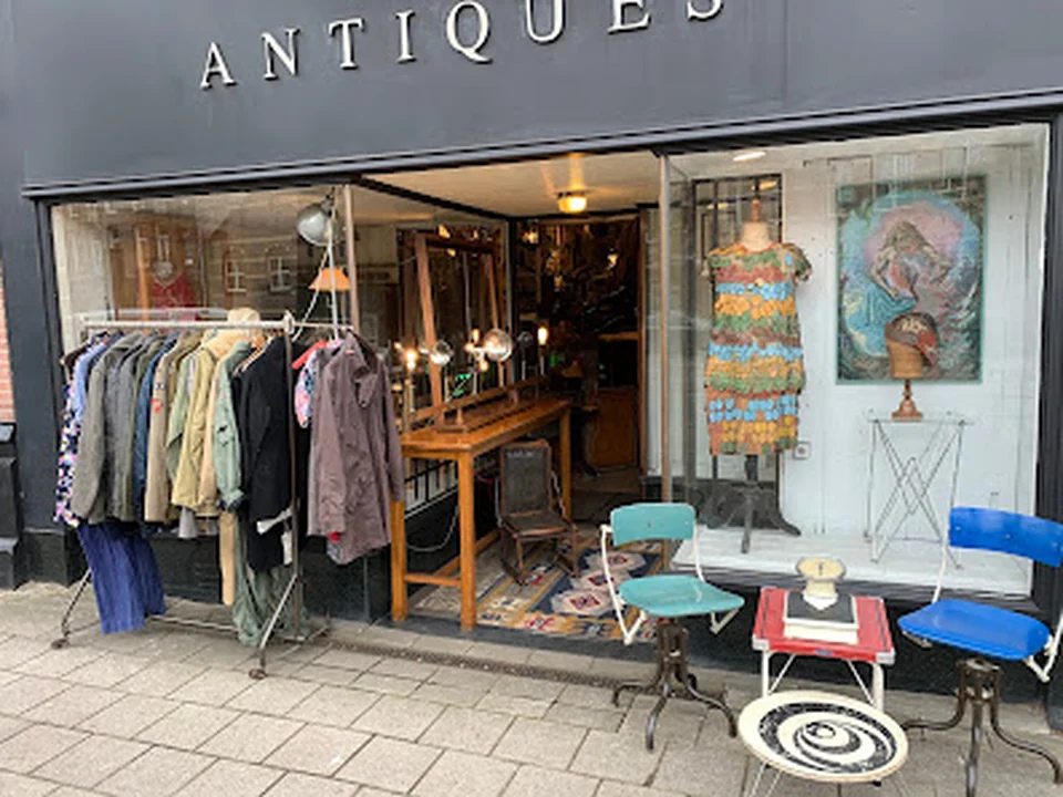 Nelis Antiques