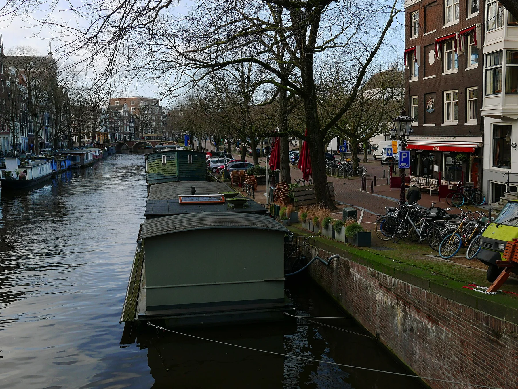 Woonboten, fietsen en gevels langs de Prinsengracht in Amsterdam