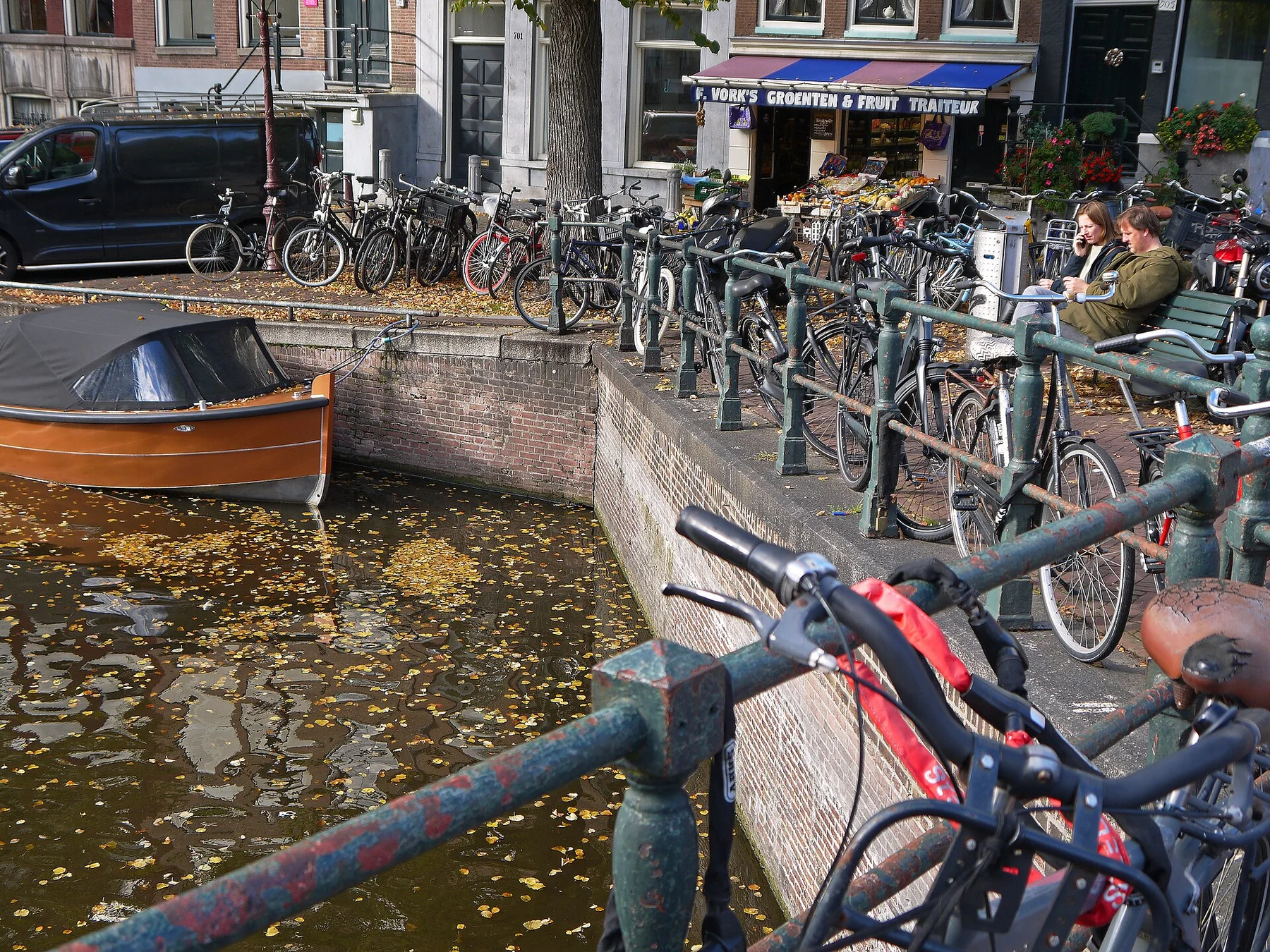 Amsterdamse gracht en brug in het najaarslicht