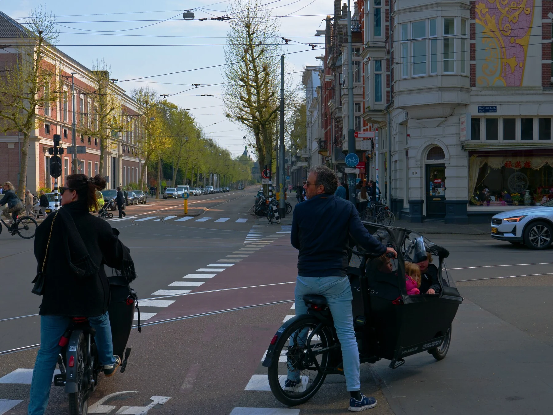 Fietsers op een zonnige voorjaarsdag in Amsterdam